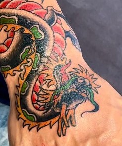 Dragão colorido tradicional na mão