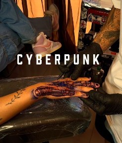 Peça colorida chamada Cyberpunk sendo tatuada